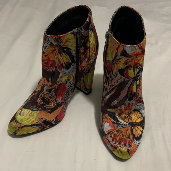 Rare 4” booties with vibrant butterfly fabric — excellent shape! - Picture 5 of 6
